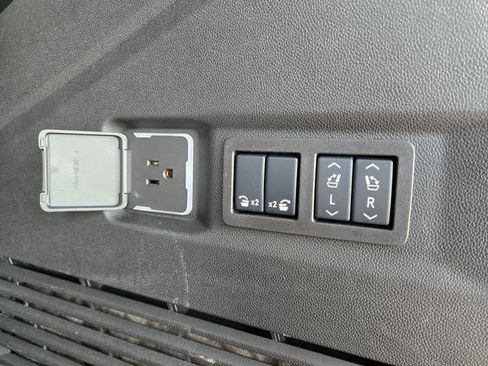 Used 2025 Chevrolet Tahoe High Country AWD/4WD image 9