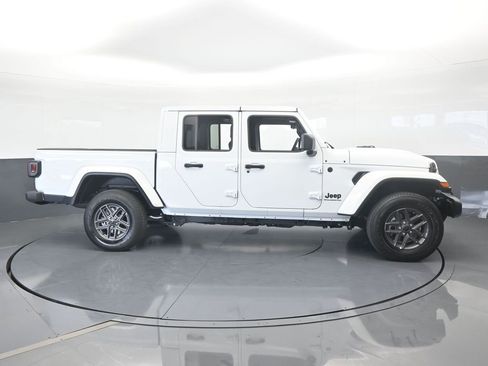 Used 2025 Jeep Gladiator Sport image 7