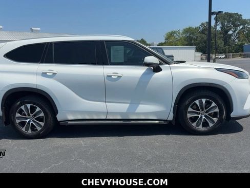 Used 2022 Toyota Highlander XLE FWD image 40