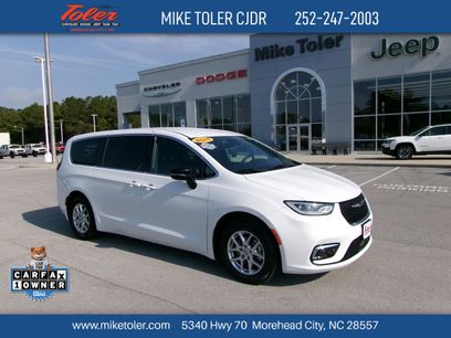 Used 2025 Chrysler Pacifica Select