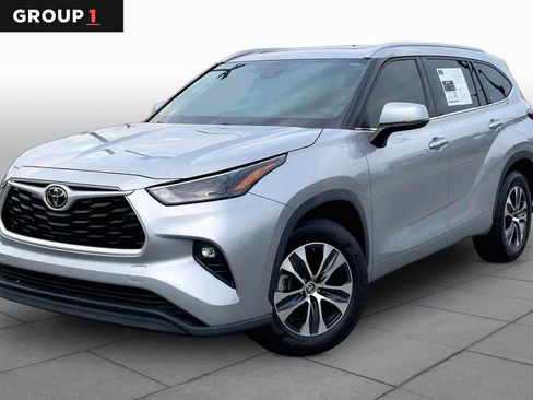 Used 2022 Toyota Highlander XLE FWD image 1