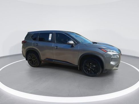 Used 2023 Nissan Rogue SV image 2