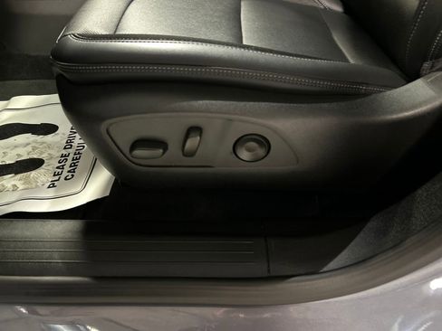 Used 2025 Chevrolet Equinox EV LT w/ Convenience Package image 13