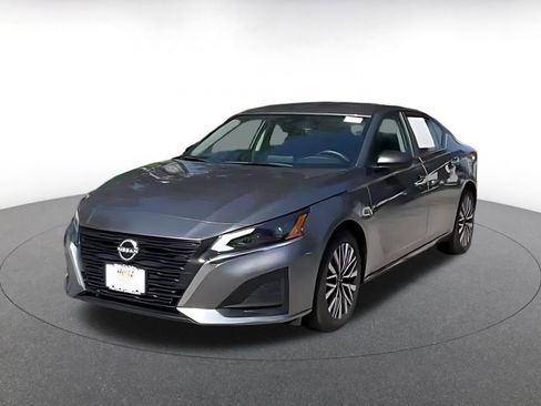 Used 2025 Nissan Altima 2.5 SV FWD image 4