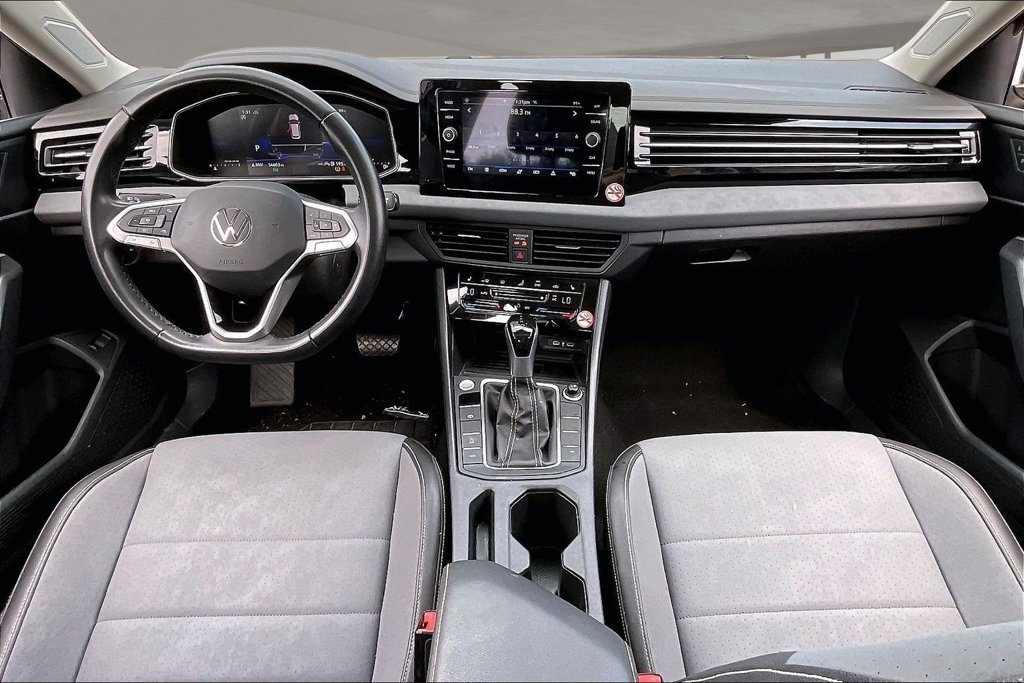 Used 2025 Volkswagen Jetta SE FWD image 7