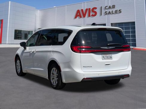 Used 2024 Chrysler Pacifica Touring-L FWD image 9