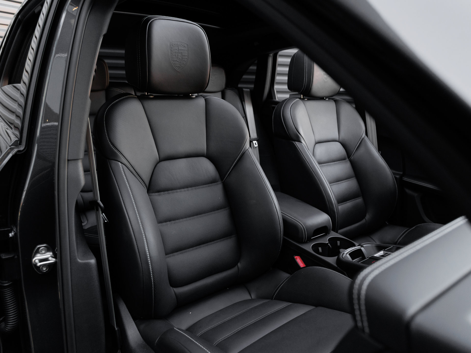 Certified 2026 Porsche Macan Turbo AWD/4WD image 38