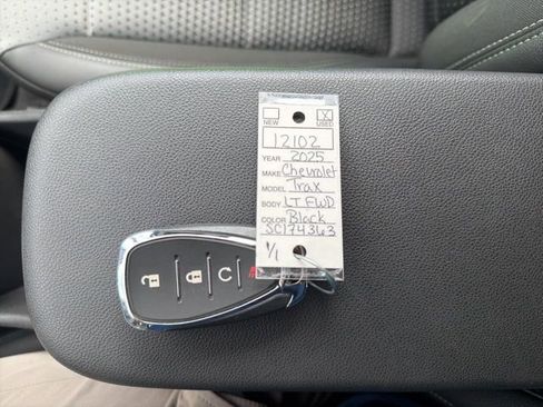 Used 2025 Chevrolet Trax LT image 31