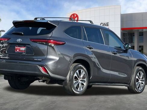 Certified 2023 Toyota Highlander XLE image 5