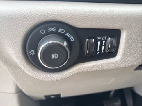 Used 2024 Chrysler Pacifica Select image 15