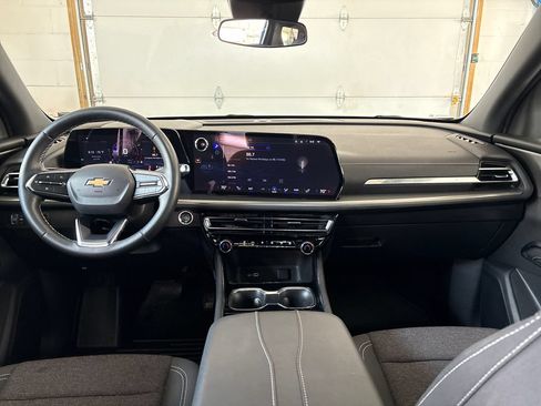 Used 2025 Chevrolet Traverse LT w/ Driver Confidence Package AWD/4WD image 17