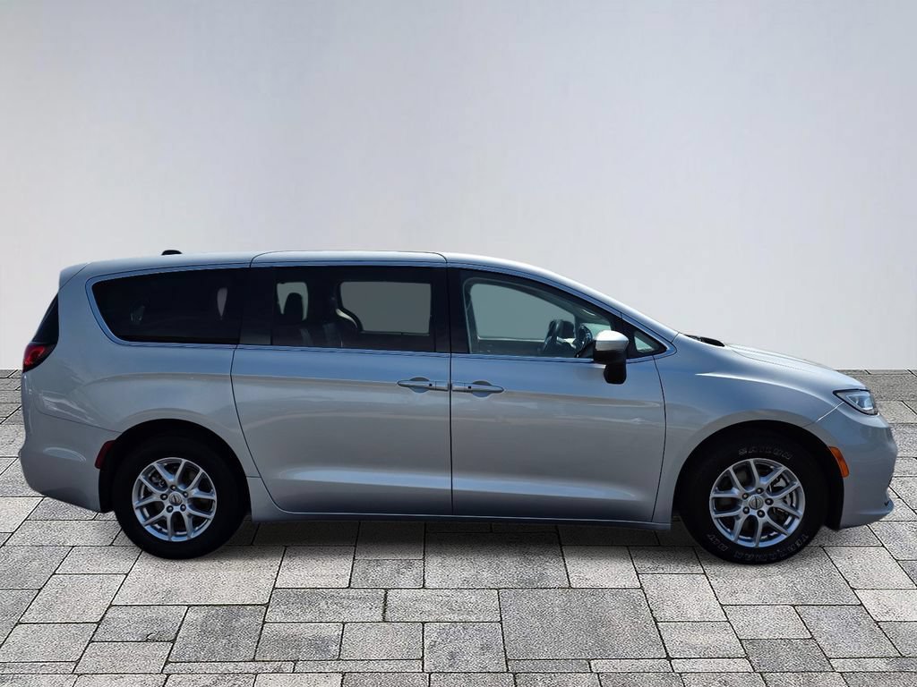 Used 2023 Chrysler Pacifica Touring-L FWD image 8