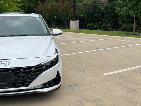 Used 2021 Hyundai Elantra Limited FWD image 3