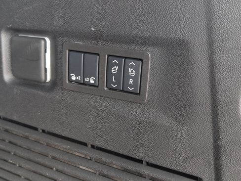 Used 2025 GMC Yukon XL Denali AWD/4WD image 26