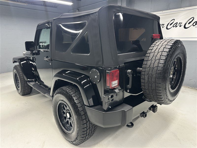Used 2018 Jeep Wrangler Sahara w/ Connectivity Group AWD/4WD image 4