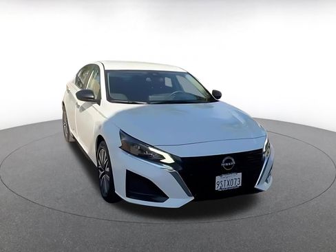 Used 2025 Nissan Altima 2.5 SV FWD image 3