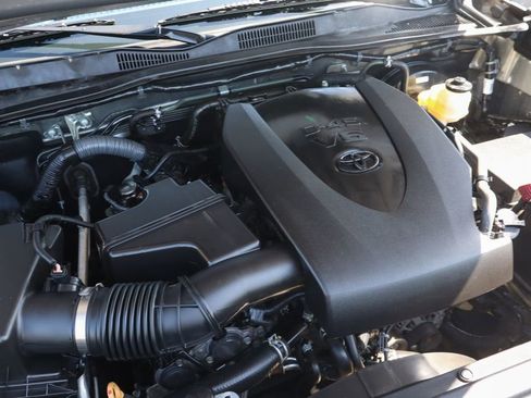 Used 2017 Toyota Tacoma TRD Off-Road RWD image 12
