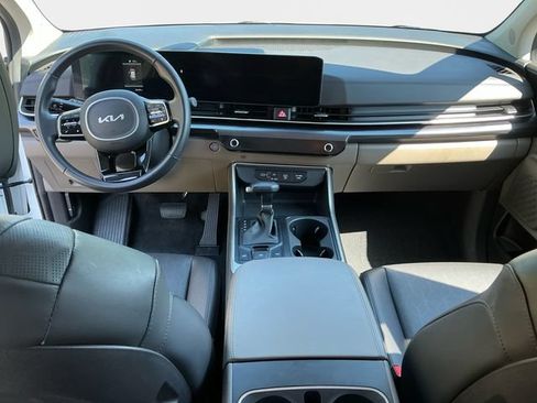 Used 2025 Kia Carnival FWD image 11