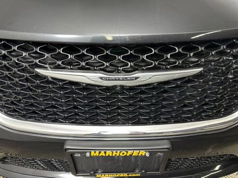 Used 2023 Chrysler Pacifica Touring-L image 9