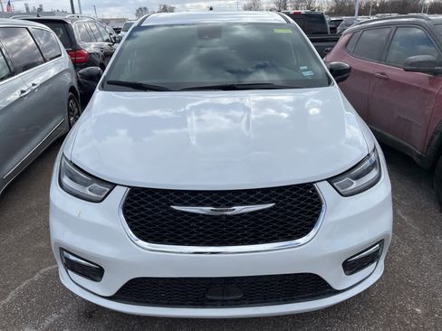 Used 2025 Chrysler Pacifica Select image 22