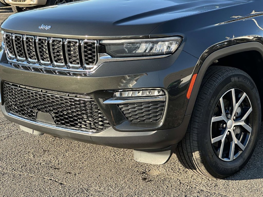 Used 2023 Jeep Grand Cherokee Limited AWD/4WD image 8