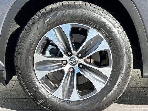 Used 2021 Toyota Highlander XLE FWD image 33