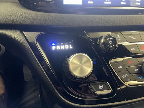 Used 2025 Chrysler Voyager LX image 9