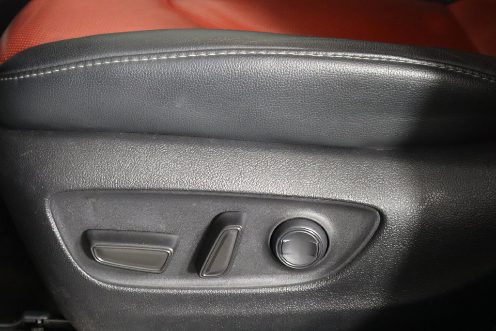 Used 2023 Toyota Highlander XSE FWD image 23