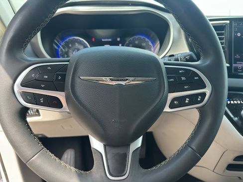 Used 2024 Chrysler Pacifica Touring-L FWD image 14