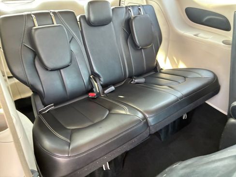 Used 2024 Chrysler Pacifica Select image 5