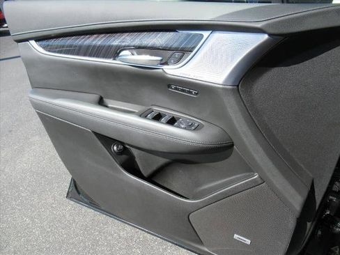 Used 2025 Cadillac XT6 Premium Luxury image 25