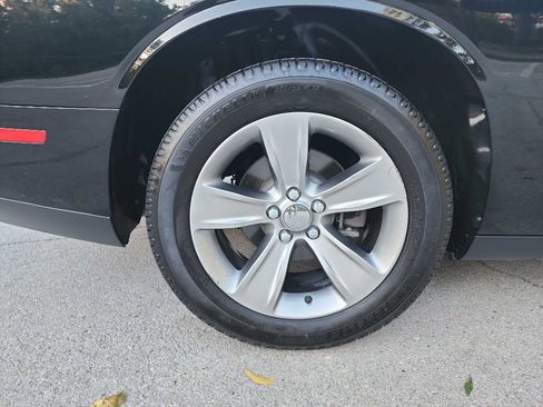 Used 2019 Dodge Challenger SXT image 7