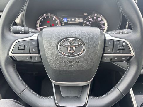 Used 2025 Toyota Highlander LE FWD image 29