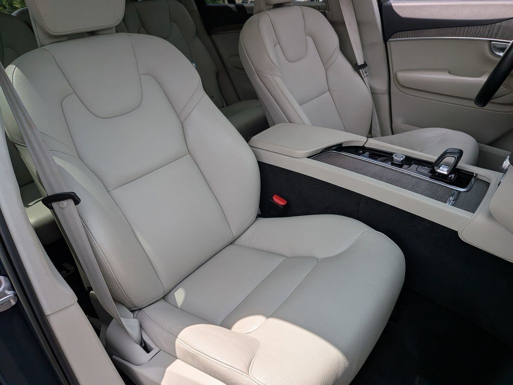 Used 2023 Volvo XC90 B6 Plus AWD/4WD image 32