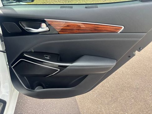 Used 2017 Kia Cadenza Premium w/ Luxury Package FWD image 17