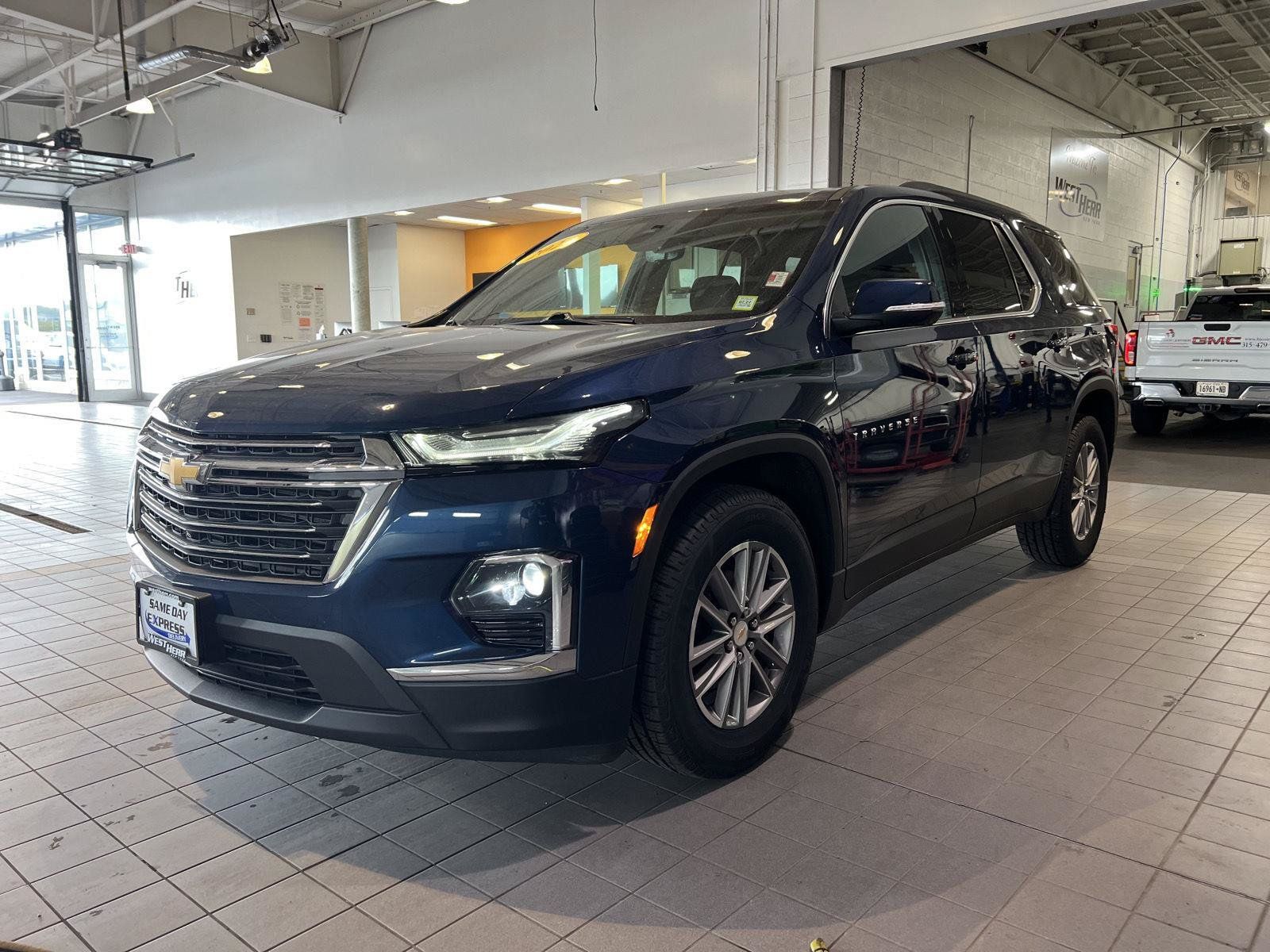 Used 2023 Chevrolet Traverse LT w/ Rear Camera Mirror Package AWD/4WD image 4