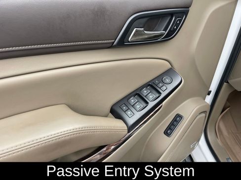 Used 2016 GMC Yukon XL SLT w/ Open Road Package image 12