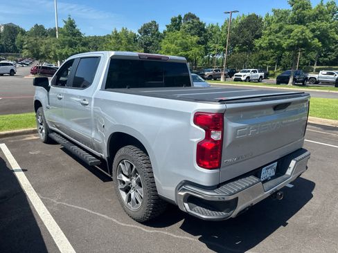 Used 2022 Chevrolet Silverado 1500 LT AWD/4WD image 3