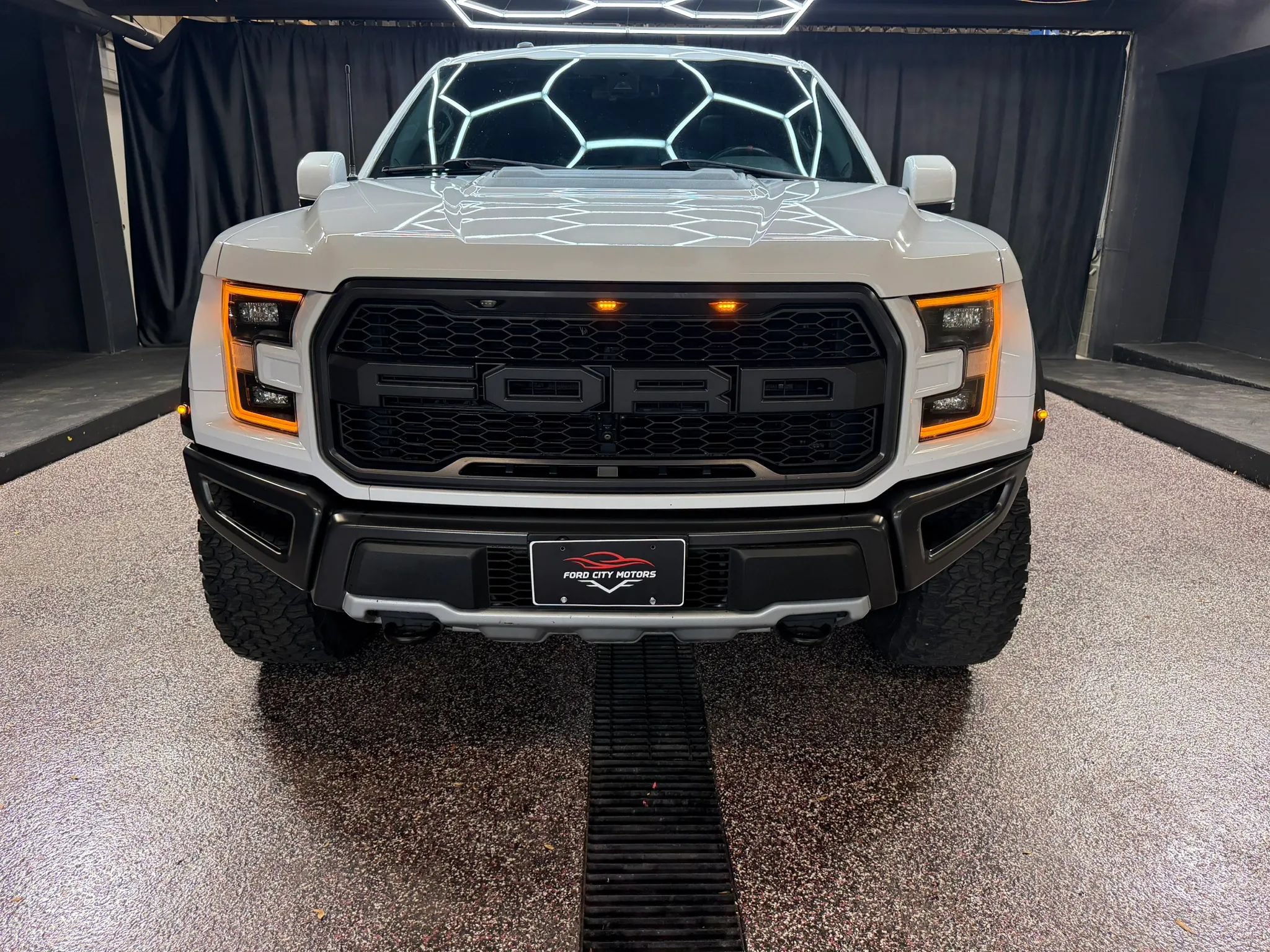 Used 2017 Ford F150 Raptor w/ Equipment Group 802A Luxury AWD/4WD image 2