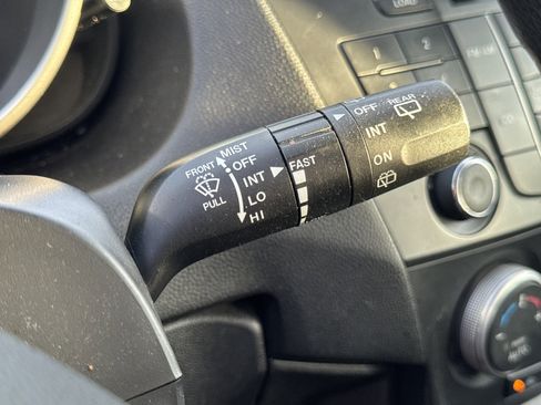 Used 2015 MAZDA MAZDA5 Sport image 17