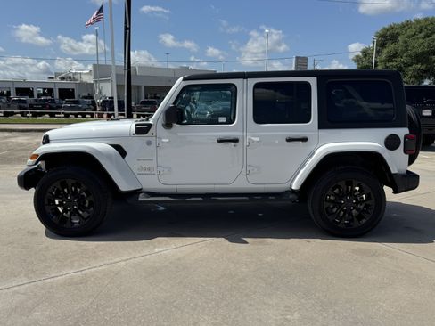 Used 2023 Jeep Wrangler Unlimited Sahara w/ Cold Weather Group AWD/4WD image 7