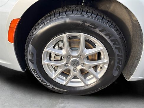 Used 2024 Chrysler Pacifica Touring-L image 9