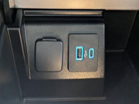 Used 2020 Ford Explorer XLT w/ Equipment Group 202A image 24