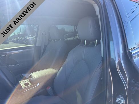 Used 2021 Toyota Highlander Platinum image 16