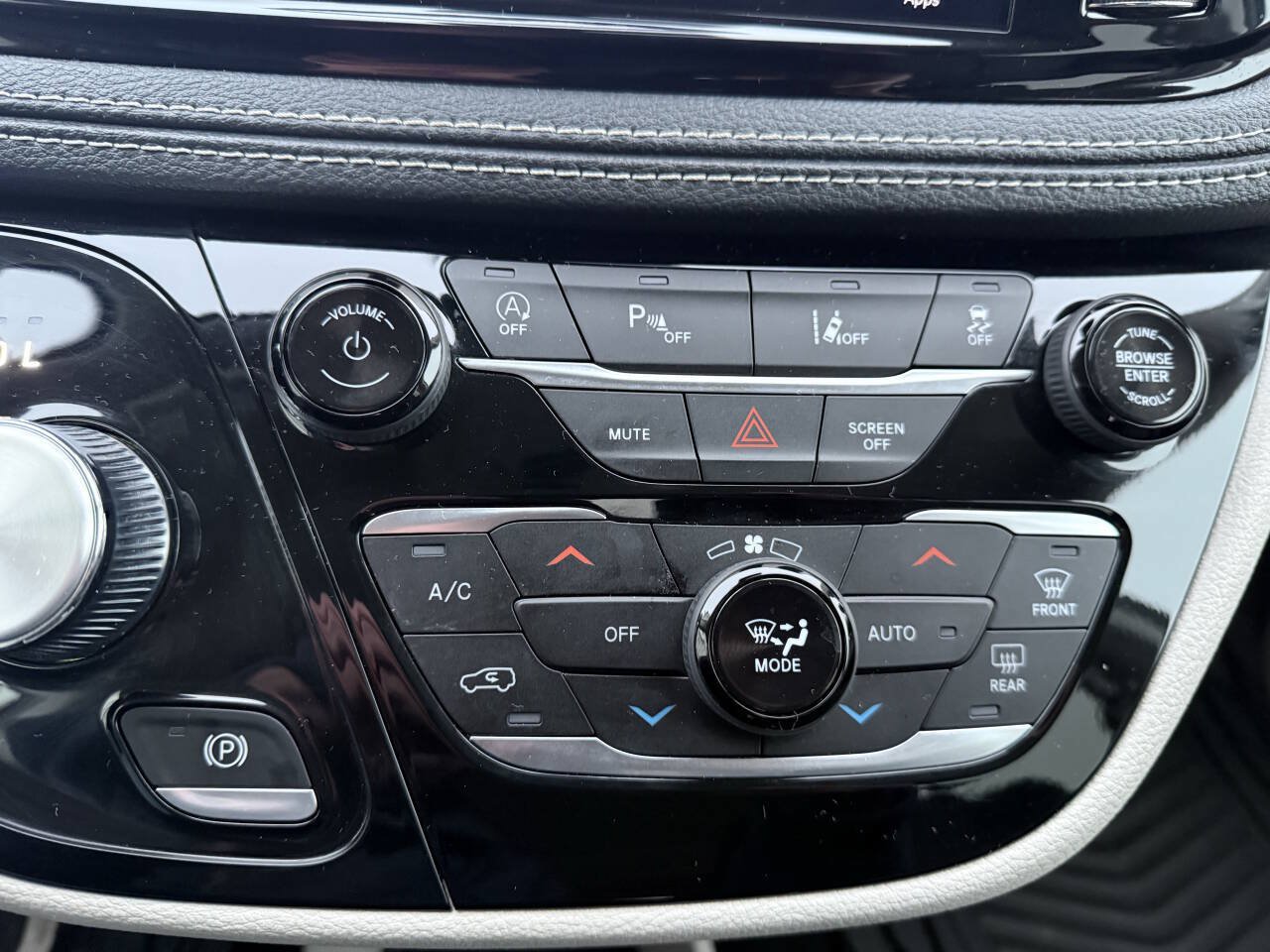 Used 2023 Chrysler Pacifica Touring-L AWD/4WD image 21