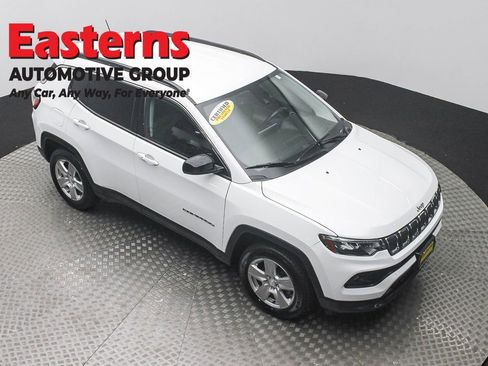 Used 2022 Jeep Compass Latitude w/ Convenience Group AWD/4WD image 3