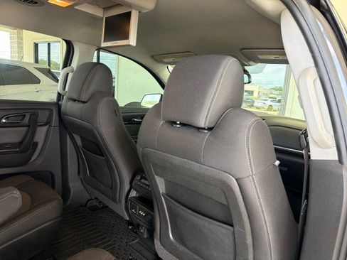 Used 2017 Chevrolet Traverse LT w/ Traveler's Package FWD image 24