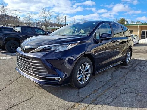 New 2026 Toyota Sienna Limited image 2