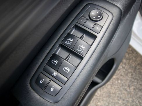 Used 2020 Jeep Grand Cherokee Altitude RWD image 11