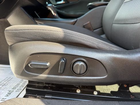 Used 2018 Chevrolet Malibu LT FWD image 25